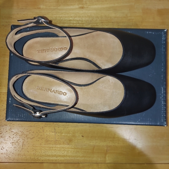 Bernardo Ellie Ankle Strap Flat - Picture 5 of 12